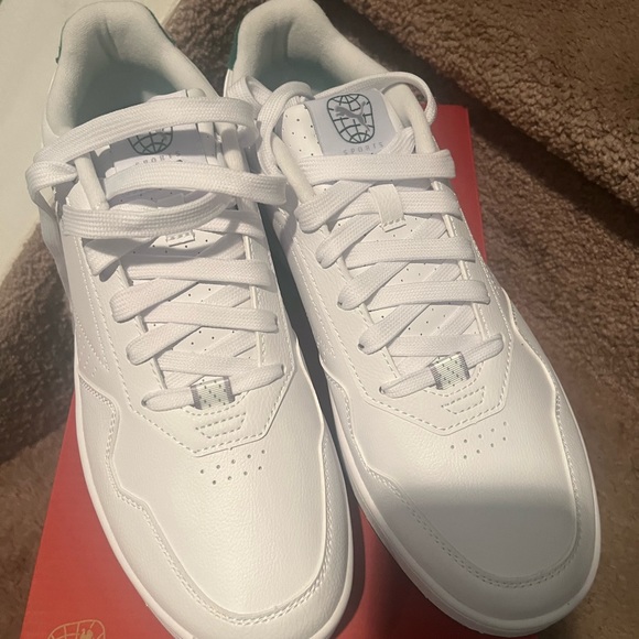 New Puma Court Classics white size 10.5 beautiful. No low offers please. - Picture 5 of 8